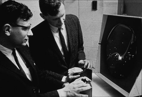 Estudantes do MIT jogando Spacewar! no DEC PDP-1 ([fonte](http://museum.mit.edu/150/25)).